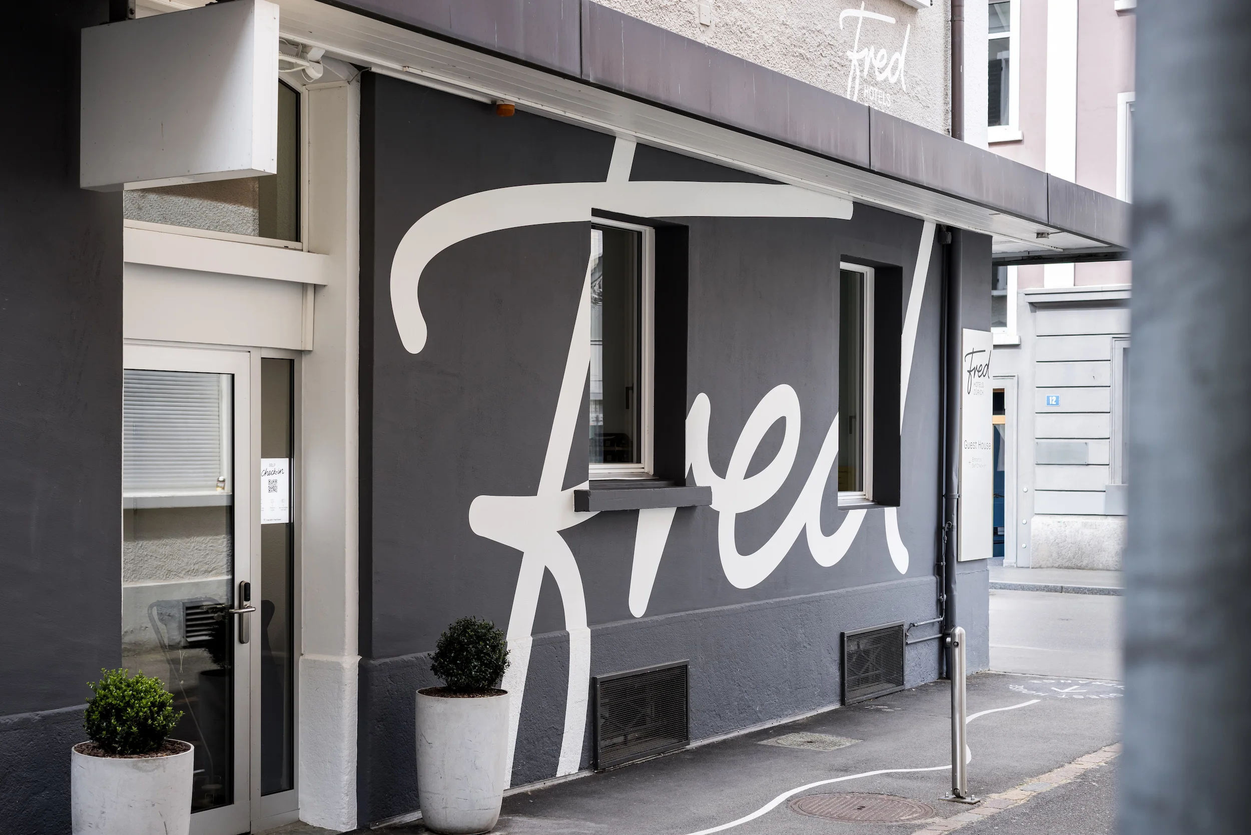 Renovierte Fassade eines Gebäudes in Zürich